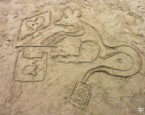 Cartoon: Von Touristen und Mäusen (medium) by thalasso tagged sand,strand,maus,computer,pc,beach,art