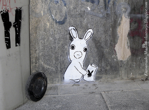 Cartoon: Conejo-Madrid (medium) by ANTRUEJO-ENCONTRADO tagged calle,urbano,arte,art,street,antruejo,playboy,rabbit,conejo