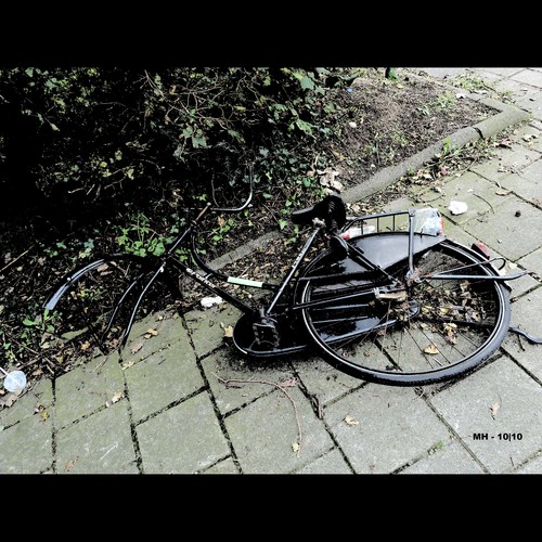 Cartoon: MH - The Wounded Victim (medium) by MoArt Rotterdam tagged rotterdam,bike,bicycle,fiets,fietswrak,wreck,victim,slachtoffer,wounded,gewond,zonderwiel